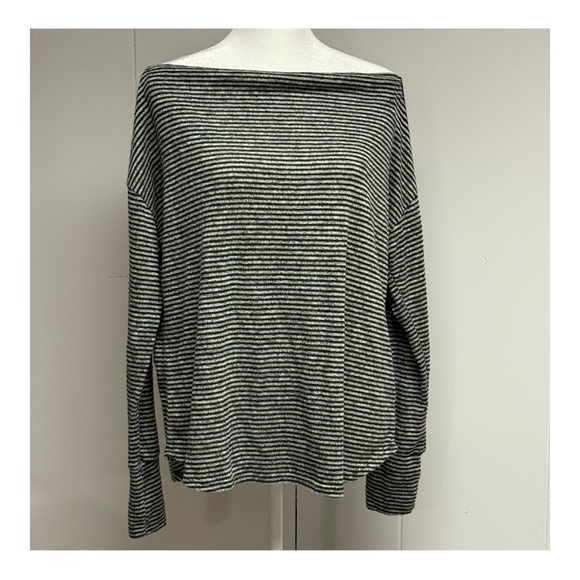 💗 Off-the-Shoulder Black and White Top - Picture 1 of 7